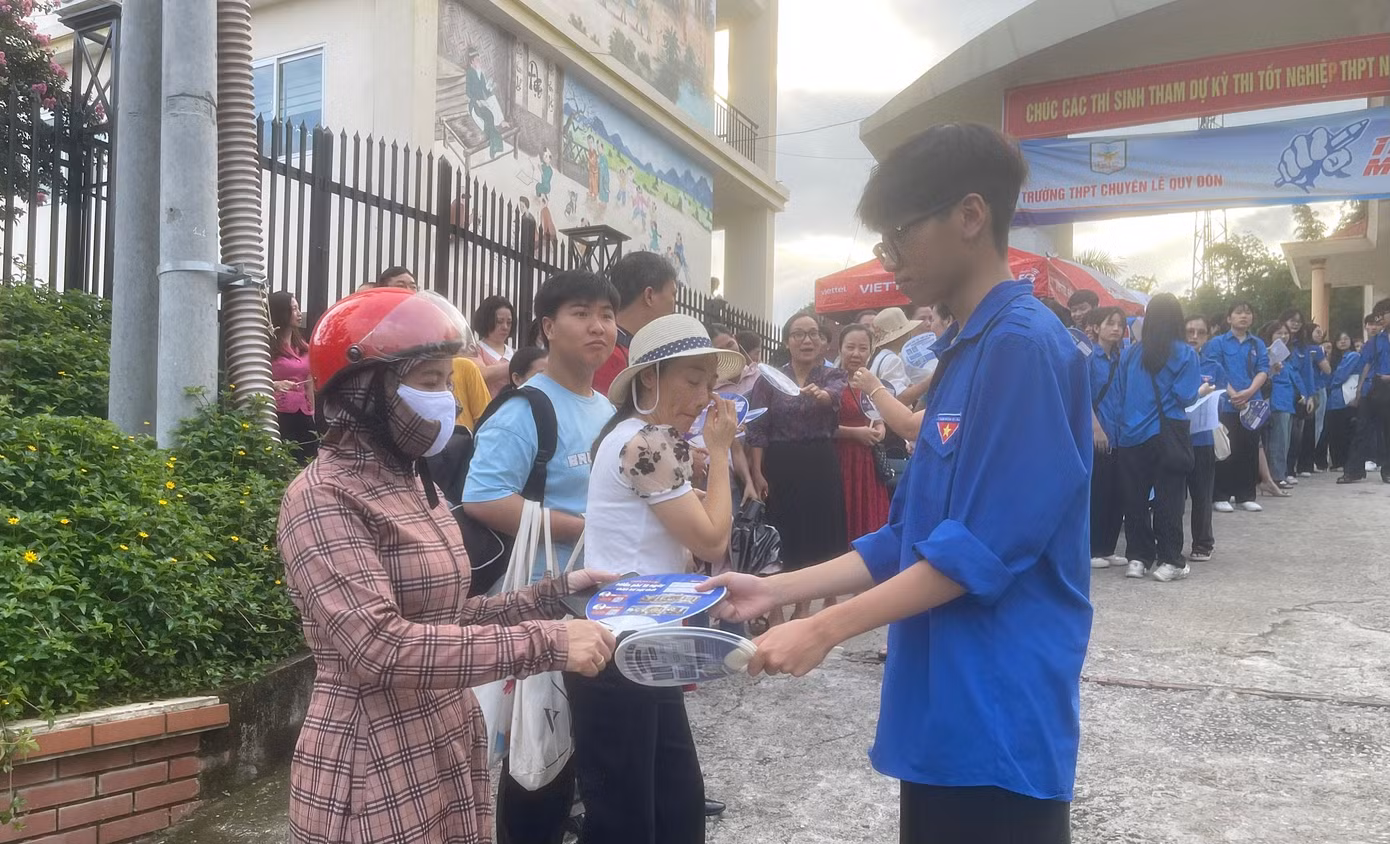 CẬP NHẬT: Kết thúc thi văn, thí sinh tự tin đạt điểm cao ảnh 77