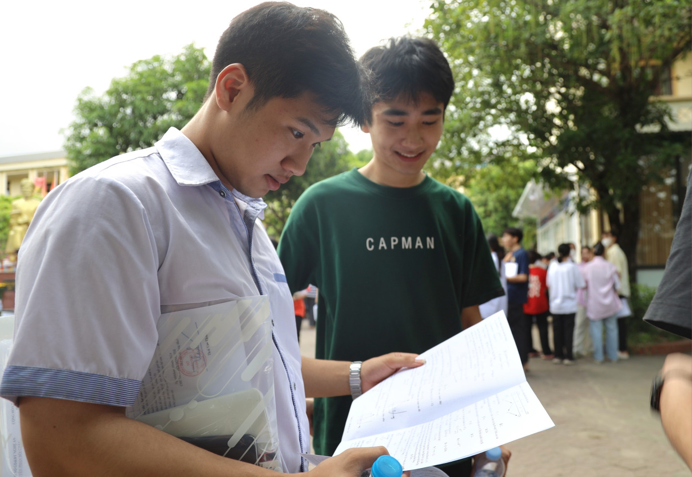 CẬP NHẬT: Sỹ tử làm xong môn Toán, tự tin đạt 8 điểm ảnh 60 CẬP NHẬT: Sỹ tử làm xong môn Toán, tự tin đạt 8 điểm ảnh 60