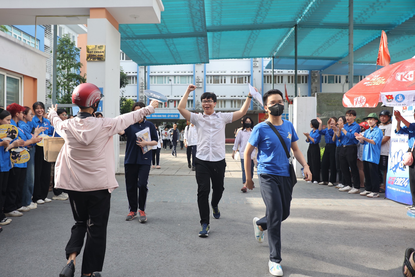 CẬP NHẬT: Sỹ tử làm xong môn Toán, tự tin đạt 8 điểm ảnh 64 CẬP NHẬT: Sỹ tử làm xong môn Toán, tự tin đạt 8 điểm ảnh 64