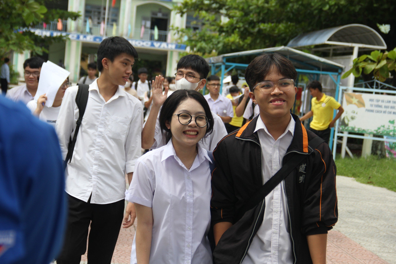 Thí sinh Đà Nẵng tươi cười rời điểm thi. Ảnh: Thanh Hiền