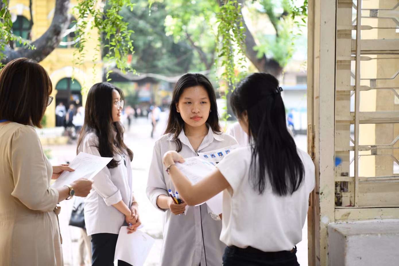 CẬP NHẬT: Kết thúc thi văn, thí sinh tự tin đạt điểm cao ảnh 59