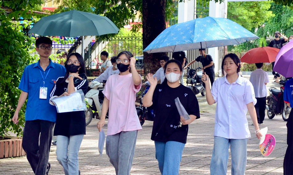 CẬP NHẬT: Kết thúc thi văn, thí sinh tự tin đạt điểm cao ảnh 76