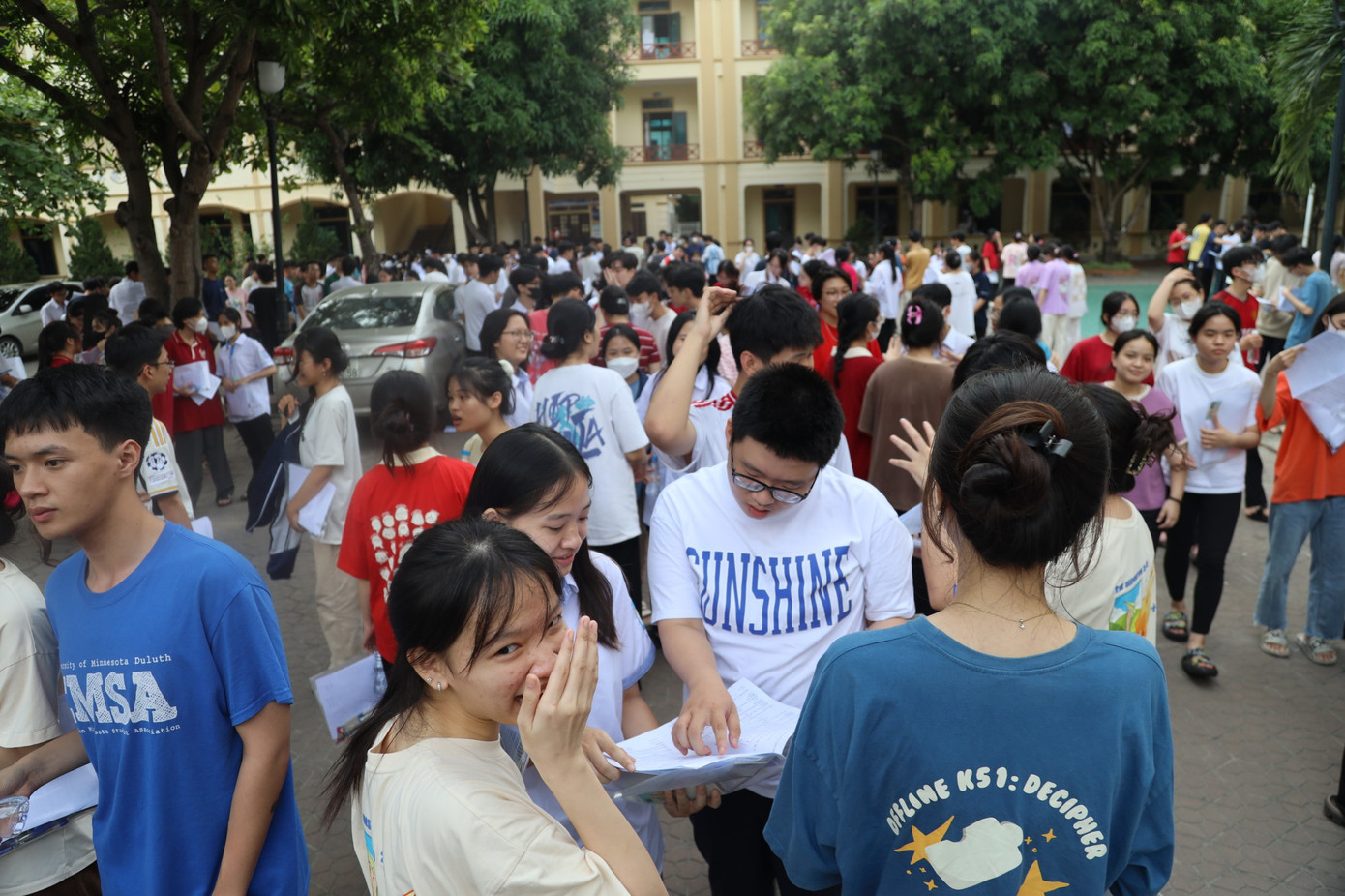 CẬP NHẬT: Sỹ tử làm xong môn Toán, tự tin đạt 8 điểm ảnh 56 CẬP NHẬT: Sỹ tử làm xong môn Toán, tự tin đạt 8 điểm ảnh 56