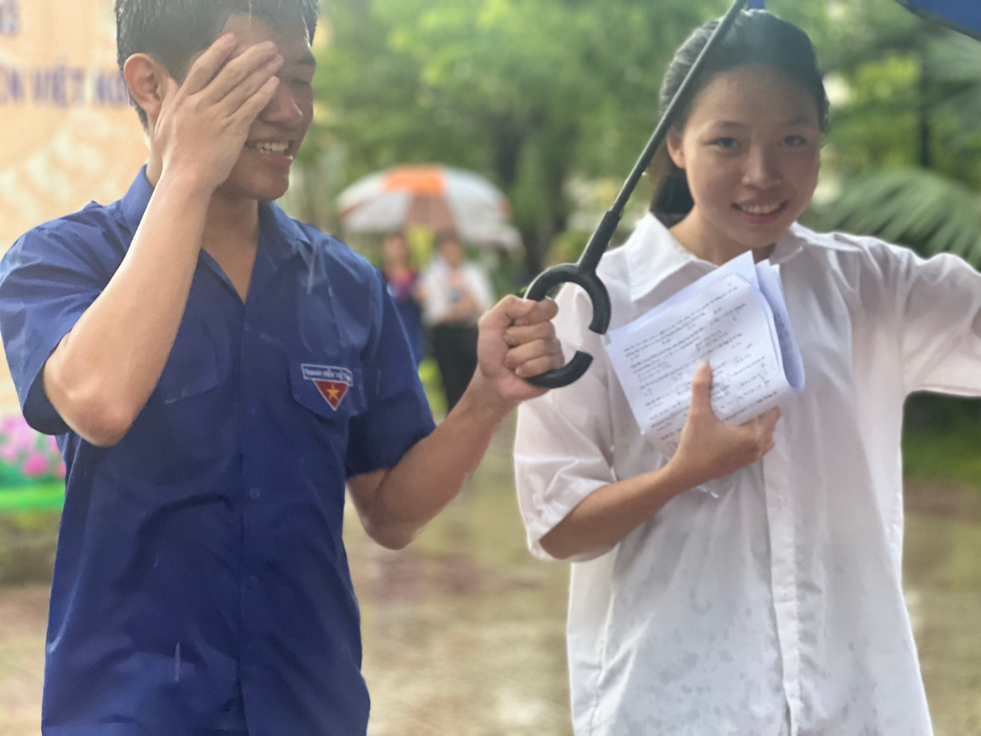 CẬP NHẬT: Sỹ tử làm xong môn Toán, tự tin đạt 8 điểm ảnh 48 CẬP NHẬT: Sỹ tử làm xong môn Toán, tự tin đạt 8 điểm ảnh 48