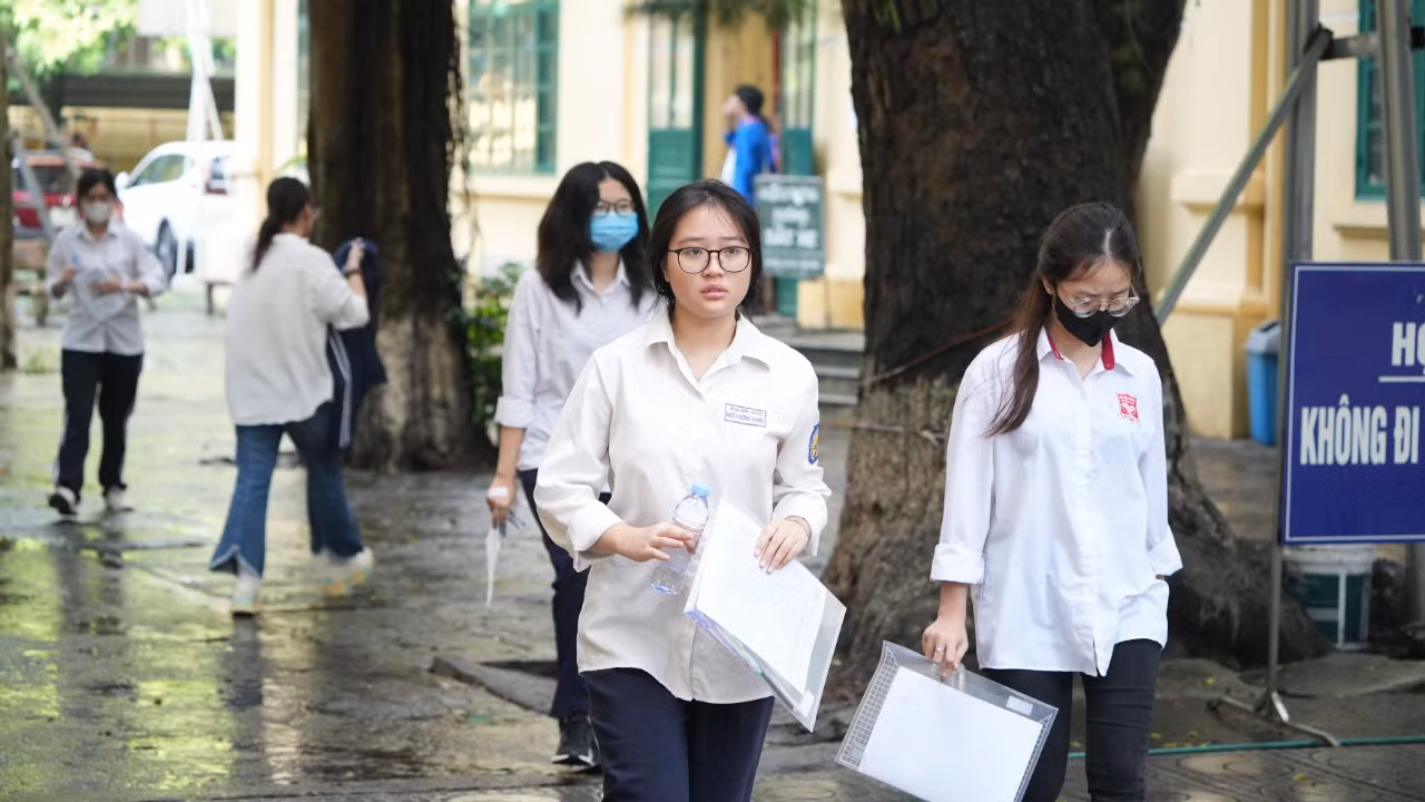 CẬP NHẬT: Kết thúc thi văn, thí sinh tự tin đạt điểm cao ảnh 49