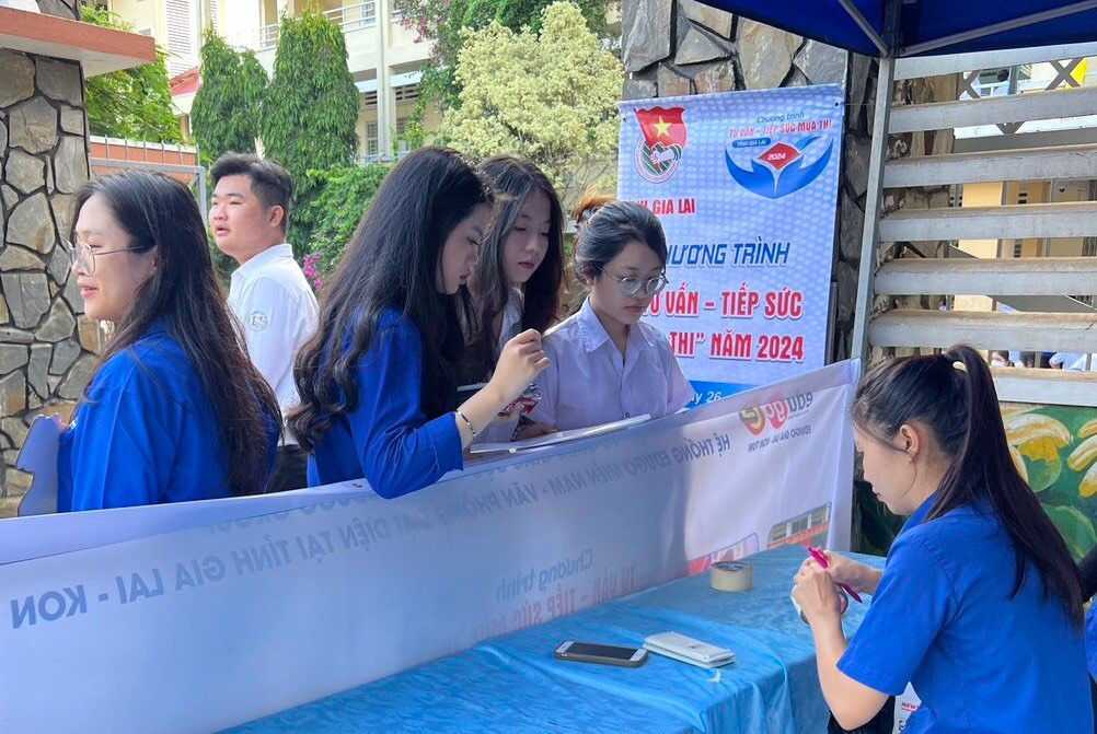 Các thí sinh ở TP.Pleiku sau khi thi xong môn Toán Các thí sinh ở TP.Pleiku sau khi thi xong môn Toán