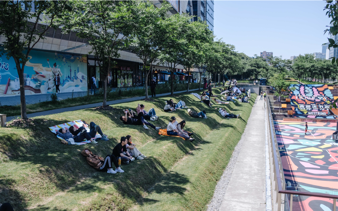 'Thảm cỏ sofa' gây sốt ở Thượng Hải trong thời gian gần đây. Ảnh: CGTN 'Thảm cỏ sofa' gây sốt ở Thượng Hải trong thời gian gần đây. Ảnh: CGTN