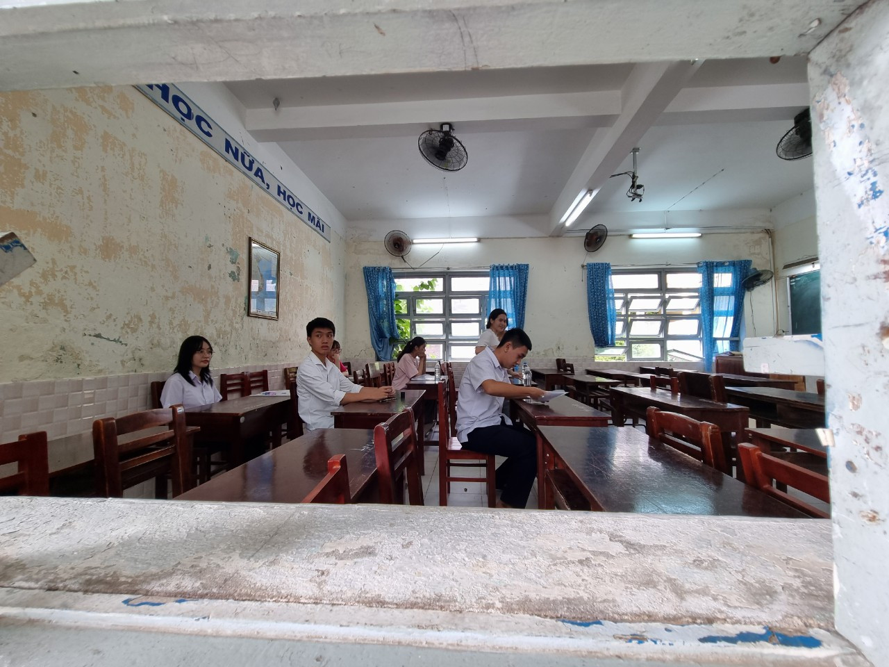 CẬP NHẬT: Kết thúc thi văn, thí sinh tự tin đạt điểm cao ảnh 64