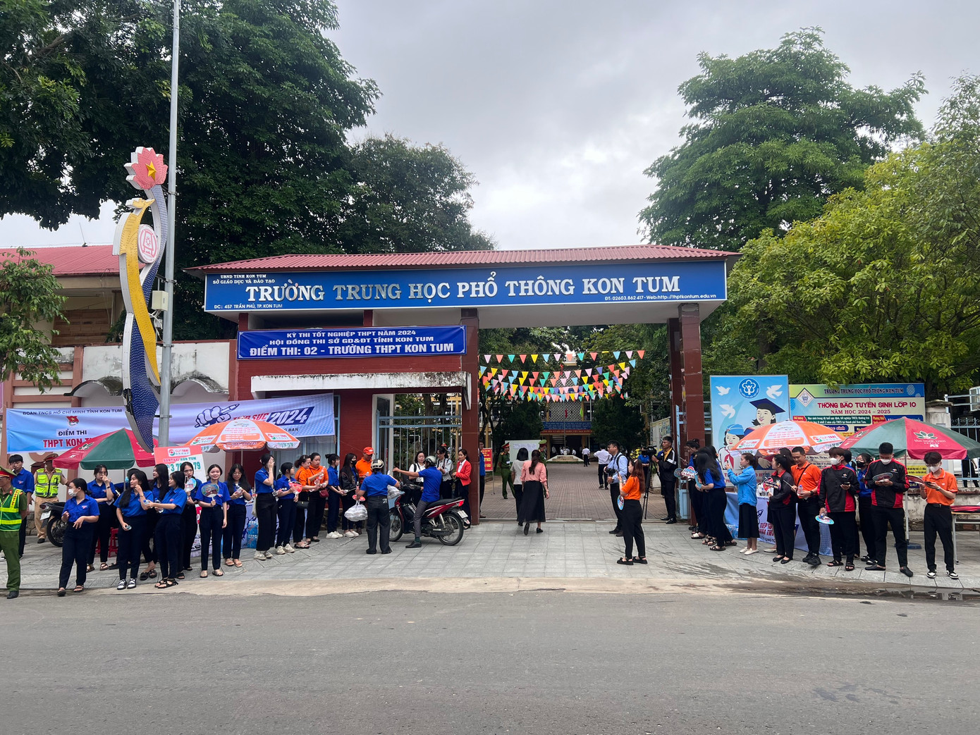 CẬP NHẬT: Kết thúc thi văn, thí sinh tự tin đạt điểm cao ảnh 33