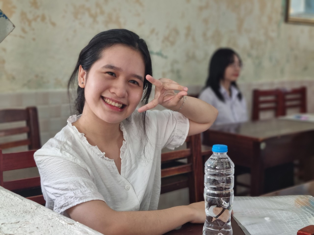 Em Minh Anh (THPT Trần Phú) tươi cười chia sẻ đã sẵn sàng vượt vũ môn.