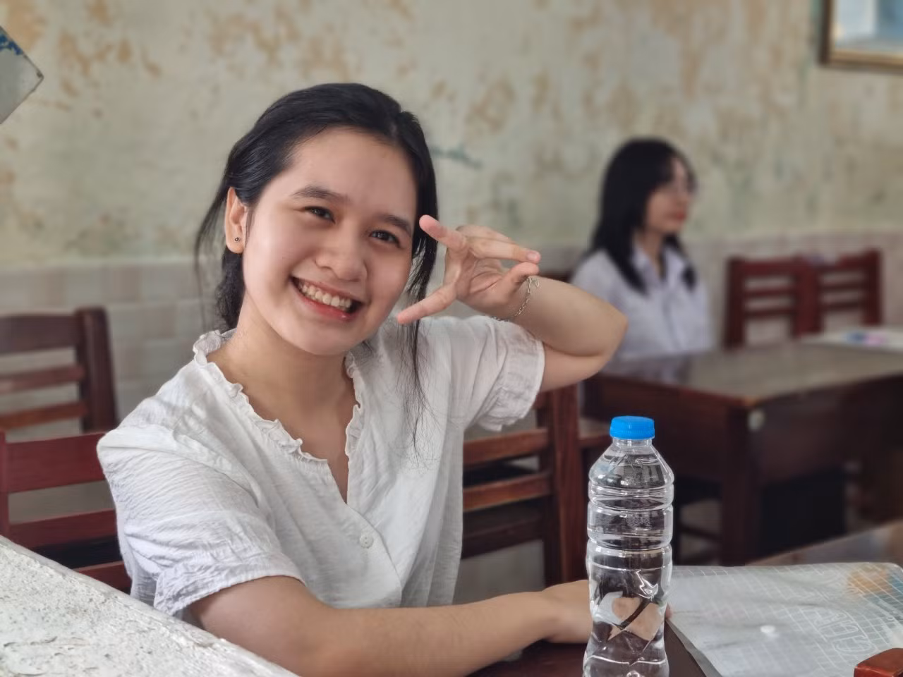 Em Minh Anh (THPT Trần Phú) tươi cười chia sẻ đã sẵn sàng vượt vũ môn.