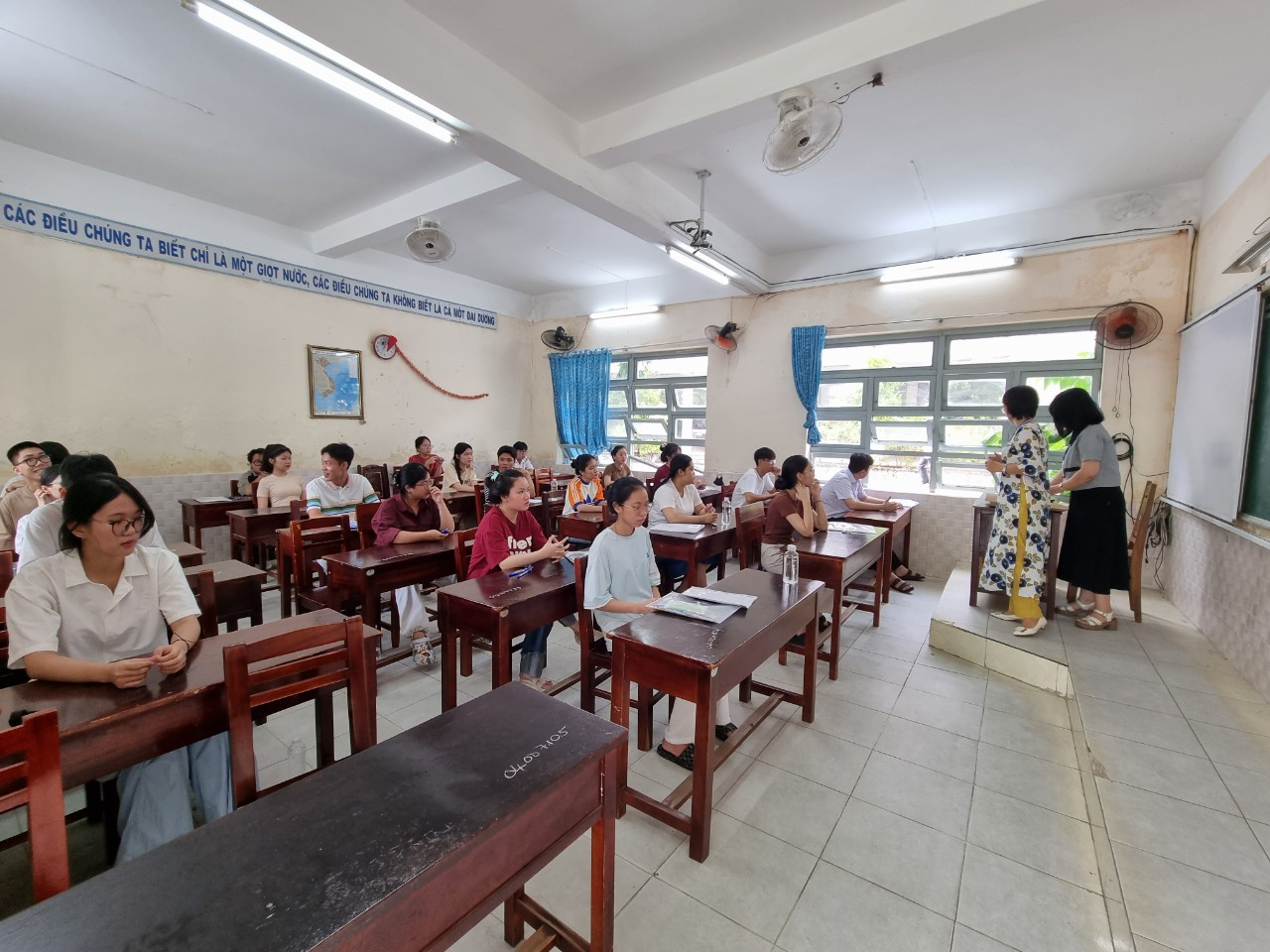 CẬP NHẬT: Kết thúc thi văn, thí sinh tự tin đạt điểm cao ảnh 66