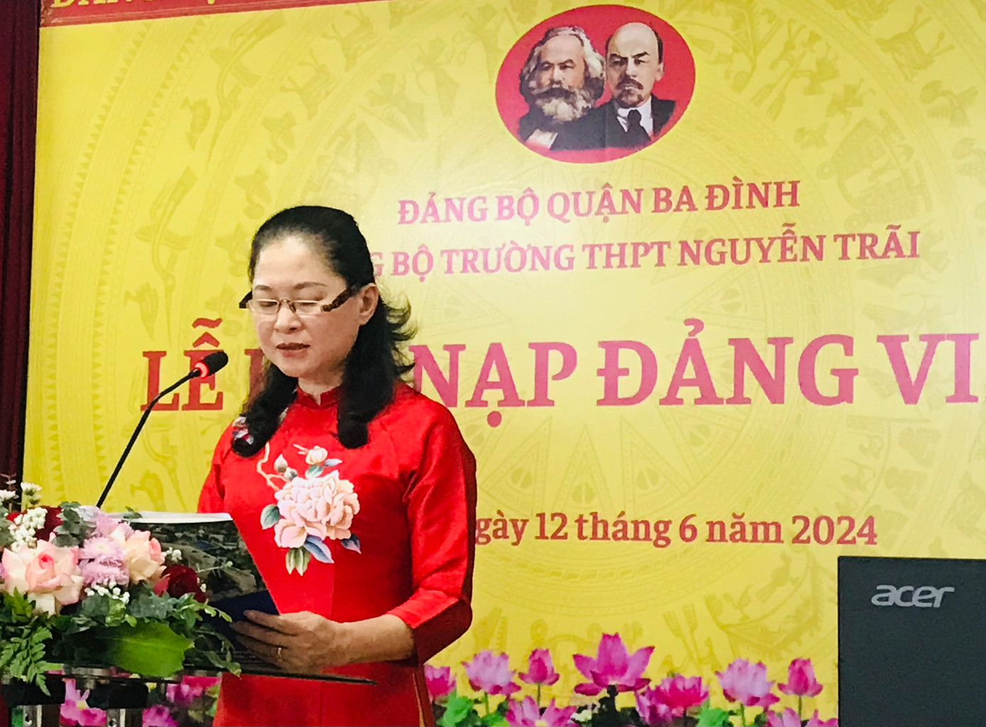 Phó Hiệu trưởng Nguyễn Thị Hồng Cẩm - Phó Bí thư Đảng bộ nhà trường phát biểu tại buổi lễ Phó Hiệu trưởng Nguyễn Thị Hồng Cẩm - Phó Bí thư Đảng bộ nhà trường phát biểu tại buổi lễ