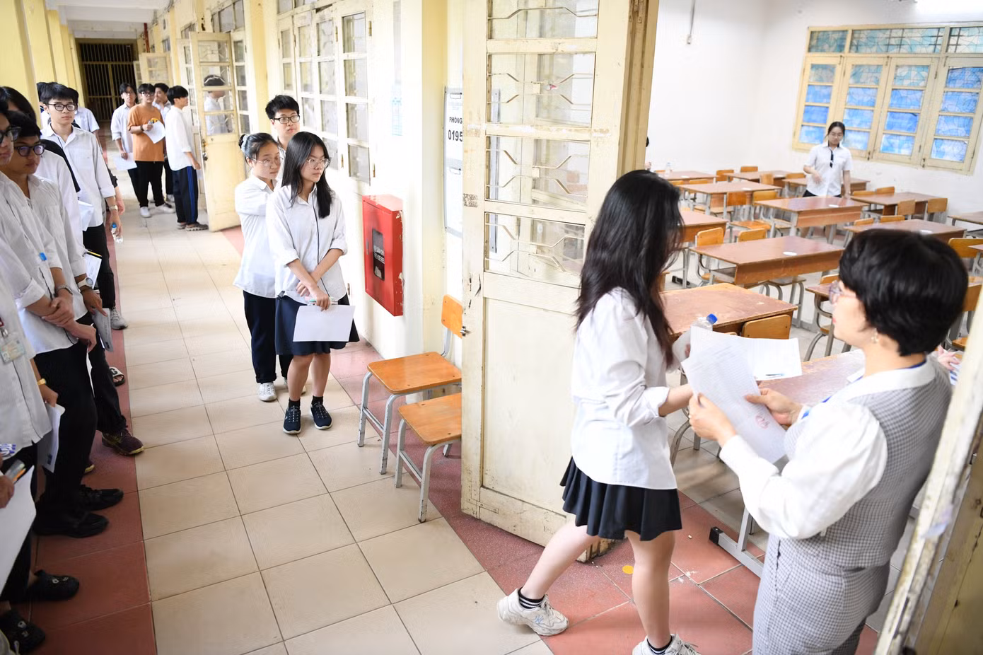 CẬP NHẬT: Kết thúc thi văn, thí sinh tự tin đạt điểm cao ảnh 56
