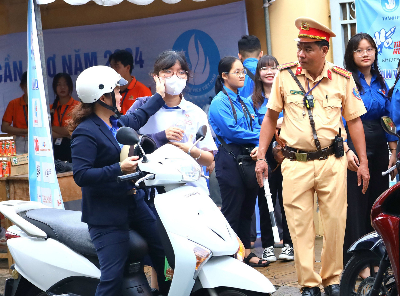 CẬP NHẬT: Sỹ tử làm xong môn Toán, tự tin đạt 8 điểm ảnh 43 CẬP NHẬT: Sỹ tử làm xong môn Toán, tự tin đạt 8 điểm ảnh 43