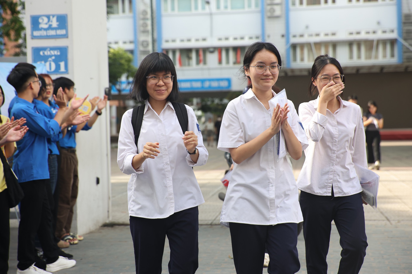 CẬP NHẬT: Sỹ tử làm xong môn Toán, tự tin đạt 8 điểm ảnh 62 CẬP NHẬT: Sỹ tử làm xong môn Toán, tự tin đạt 8 điểm ảnh 62