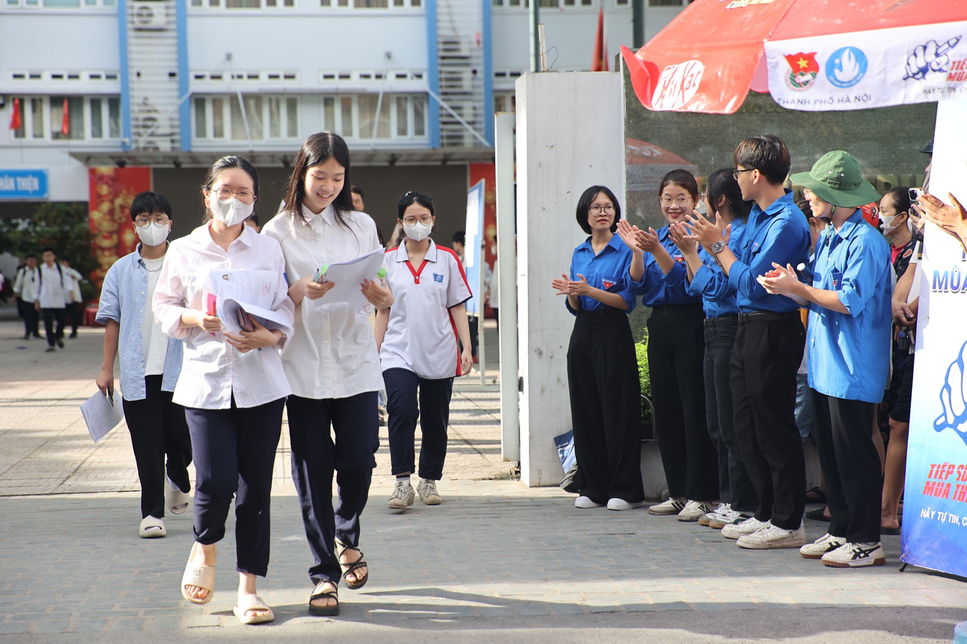 CẬP NHẬT: Sỹ tử làm xong môn Toán, tự tin đạt 8 điểm ảnh 61 CẬP NHẬT: Sỹ tử làm xong môn Toán, tự tin đạt 8 điểm ảnh 61