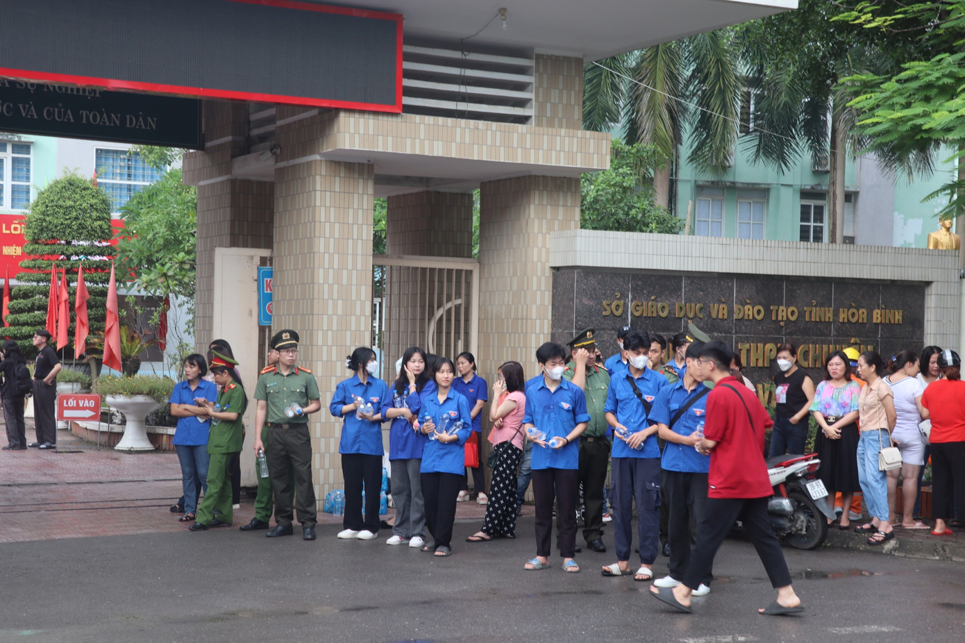 CẬP NHẬT: Kết thúc thi văn, thí sinh tự tin đạt điểm cao ảnh 79