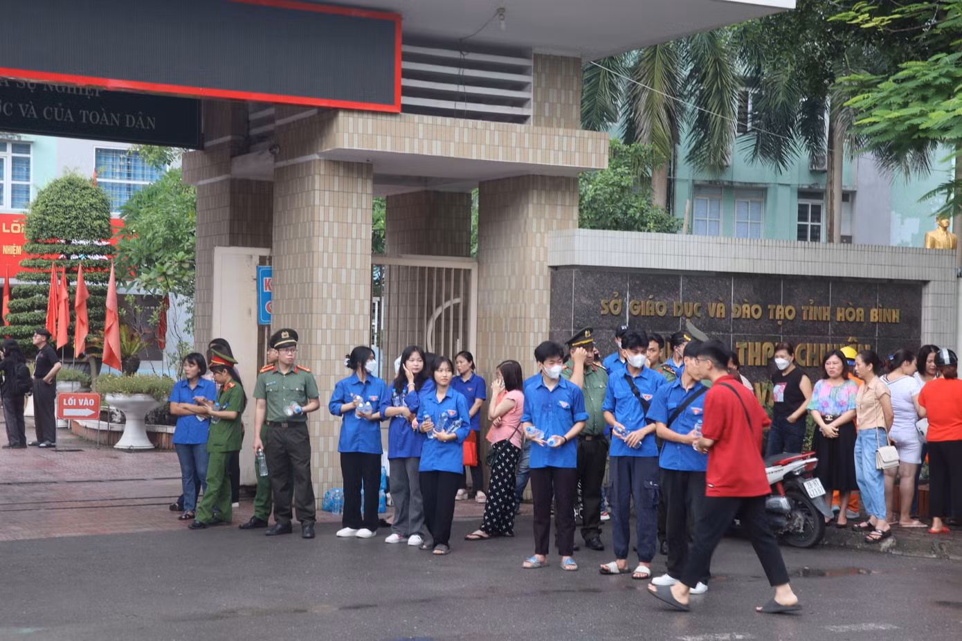 CẬP NHẬT: Kết thúc thi văn, thí sinh tự tin đạt điểm cao ảnh 79