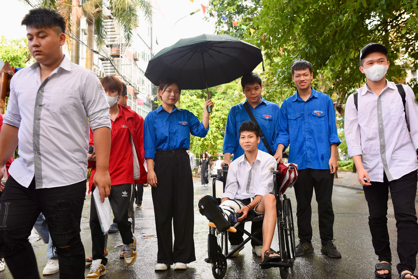 CẬP NHẬT: Kết thúc thi văn, thí sinh tự tin đạt điểm cao ảnh 37