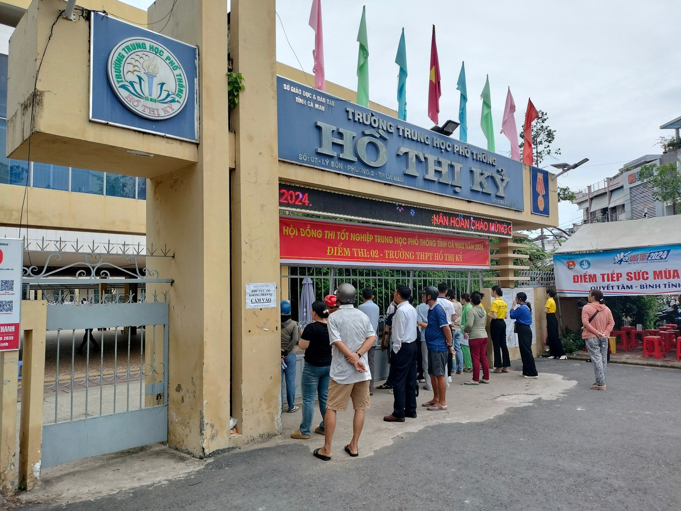 CẬP NHẬT: Kết thúc thi văn, thí sinh tự tin đạt điểm cao ảnh 32