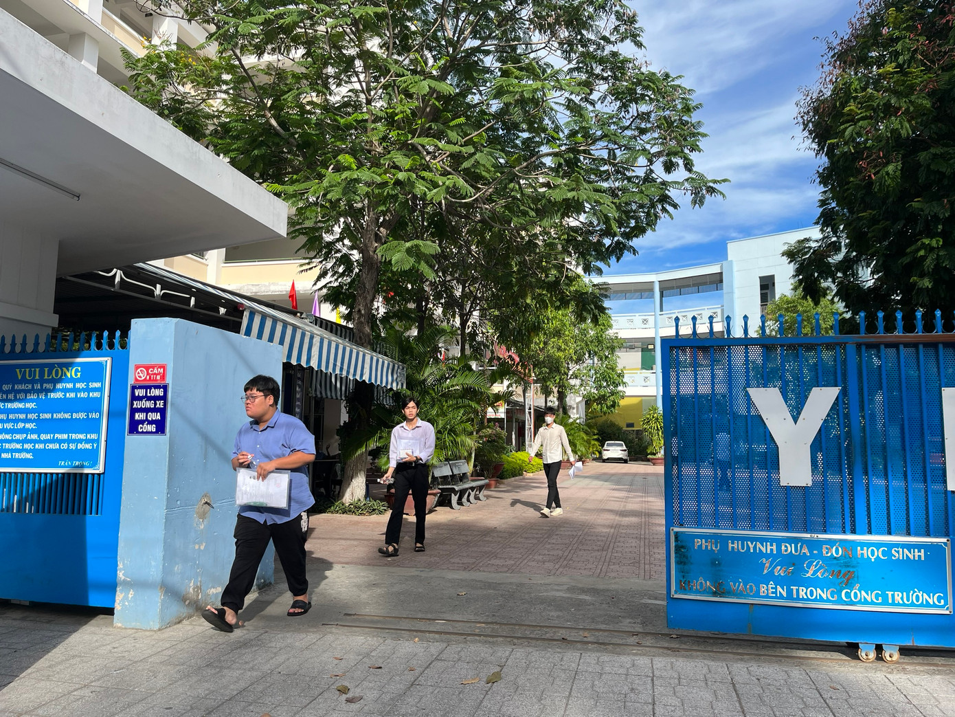 CẬP NHẬT: Sỹ tử làm xong môn Toán, tự tin đạt 8 điểm ảnh 46 CẬP NHẬT: Sỹ tử làm xong môn Toán, tự tin đạt 8 điểm ảnh 46