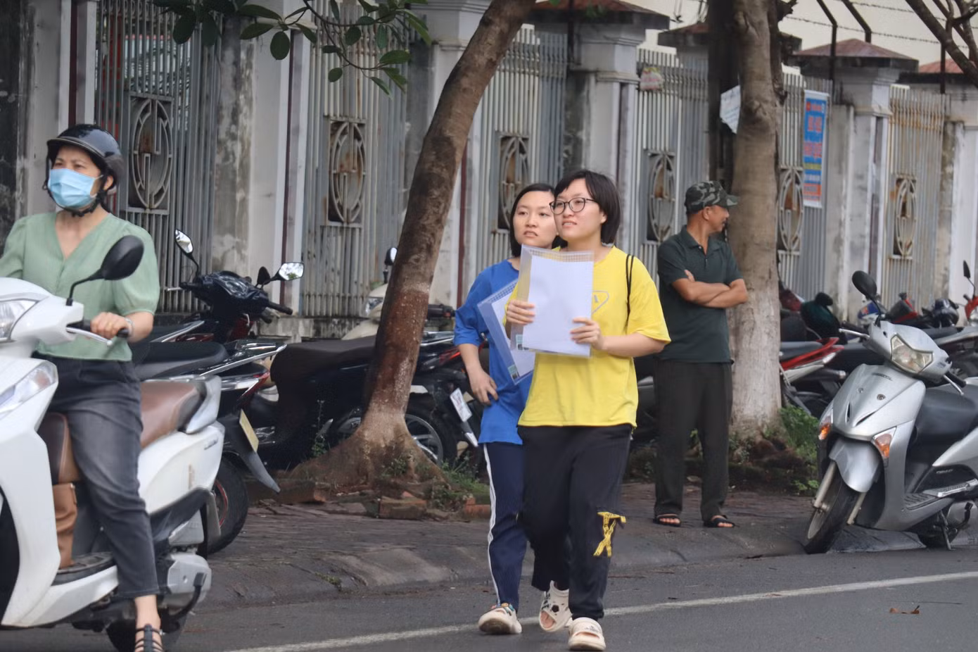 CẬP NHẬT: Kết thúc thi văn, thí sinh tự tin đạt điểm cao ảnh 80