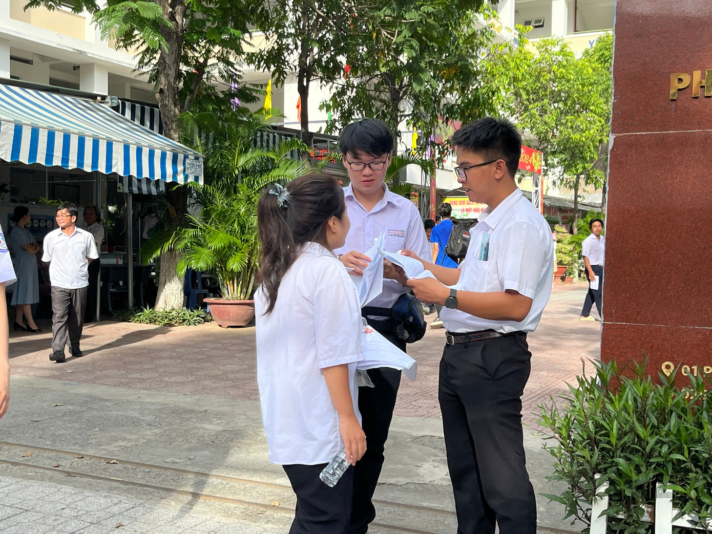 CẬP NHẬT: Sỹ tử làm xong môn Toán, tự tin đạt 8 điểm ảnh 44 CẬP NHẬT: Sỹ tử làm xong môn Toán, tự tin đạt 8 điểm ảnh 44