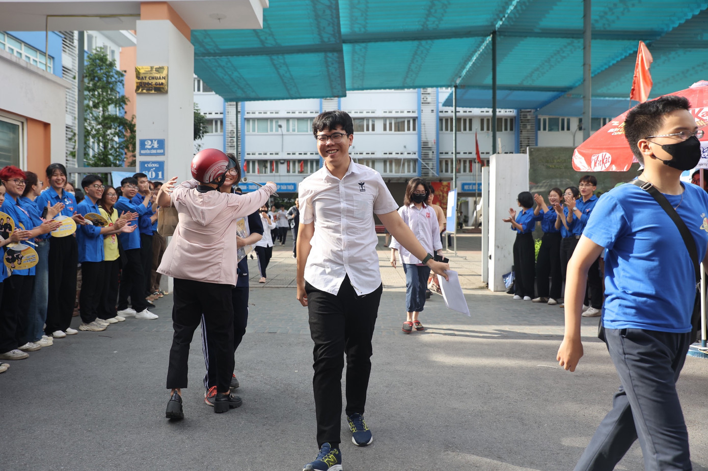 CẬP NHẬT: Sỹ tử làm xong môn Toán, tự tin đạt 8 điểm ảnh 65 CẬP NHẬT: Sỹ tử làm xong môn Toán, tự tin đạt 8 điểm ảnh 65