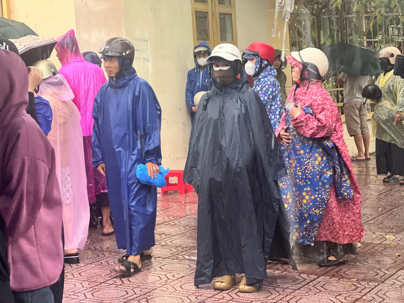 CẬP NHẬT: Sỹ tử làm xong môn Toán, tự tin đạt 8 điểm ảnh 47 CẬP NHẬT: Sỹ tử làm xong môn Toán, tự tin đạt 8 điểm ảnh 47