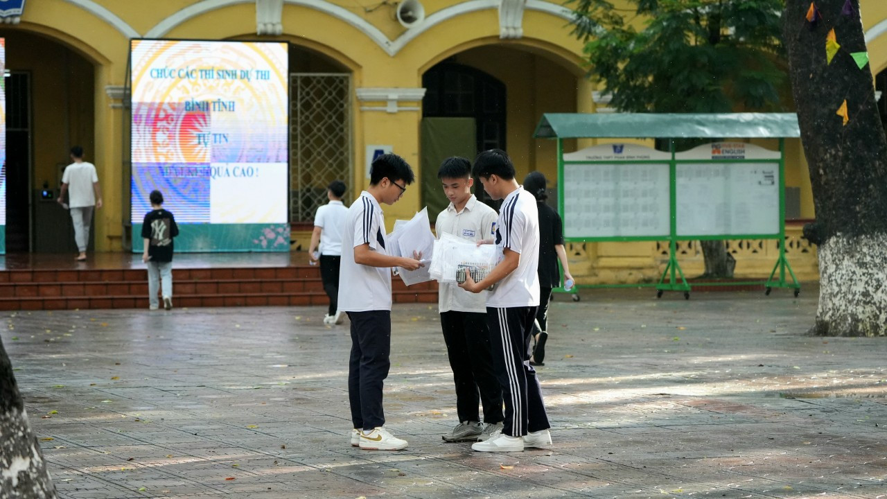 Điểm thi trường trung học phổ thông Phan Đình Phùng, quận Ba Đình, Hà Nội. Ảnh: Hoàng Mạnh Thắng