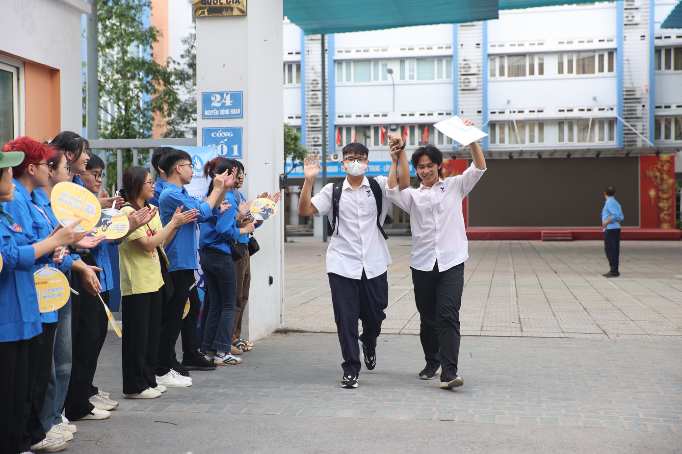 CẬP NHẬT: Sỹ tử làm xong môn Toán, tự tin đạt 8 điểm ảnh 63 CẬP NHẬT: Sỹ tử làm xong môn Toán, tự tin đạt 8 điểm ảnh 63