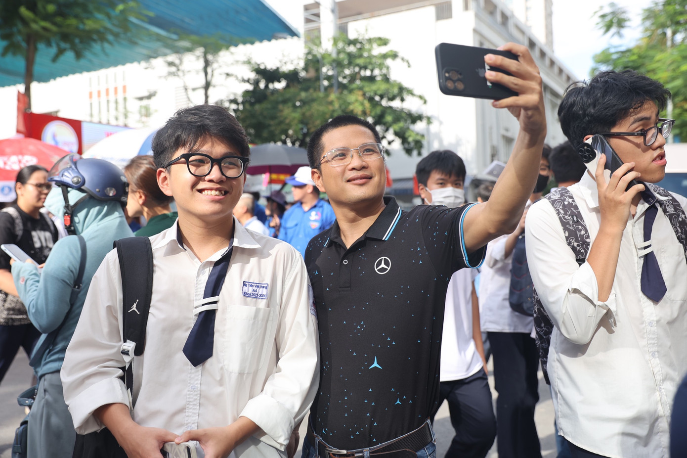 CẬP NHẬT: Sỹ tử làm xong môn Toán, tự tin đạt 8 điểm ảnh 68 CẬP NHẬT: Sỹ tử làm xong môn Toán, tự tin đạt 8 điểm ảnh 68