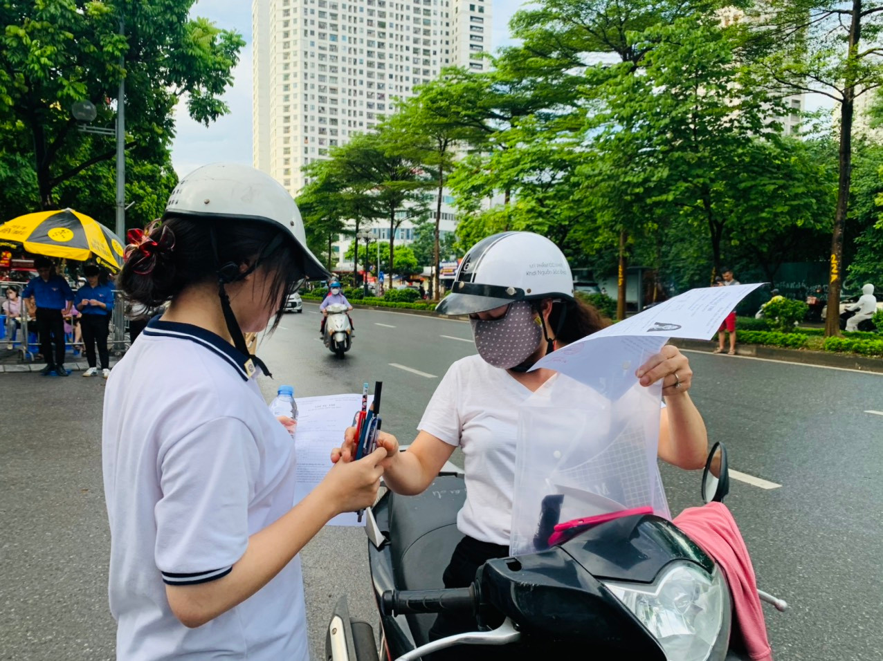 CẬP NHẬT: Kết thúc thi văn, thí sinh tự tin đạt điểm cao ảnh 70