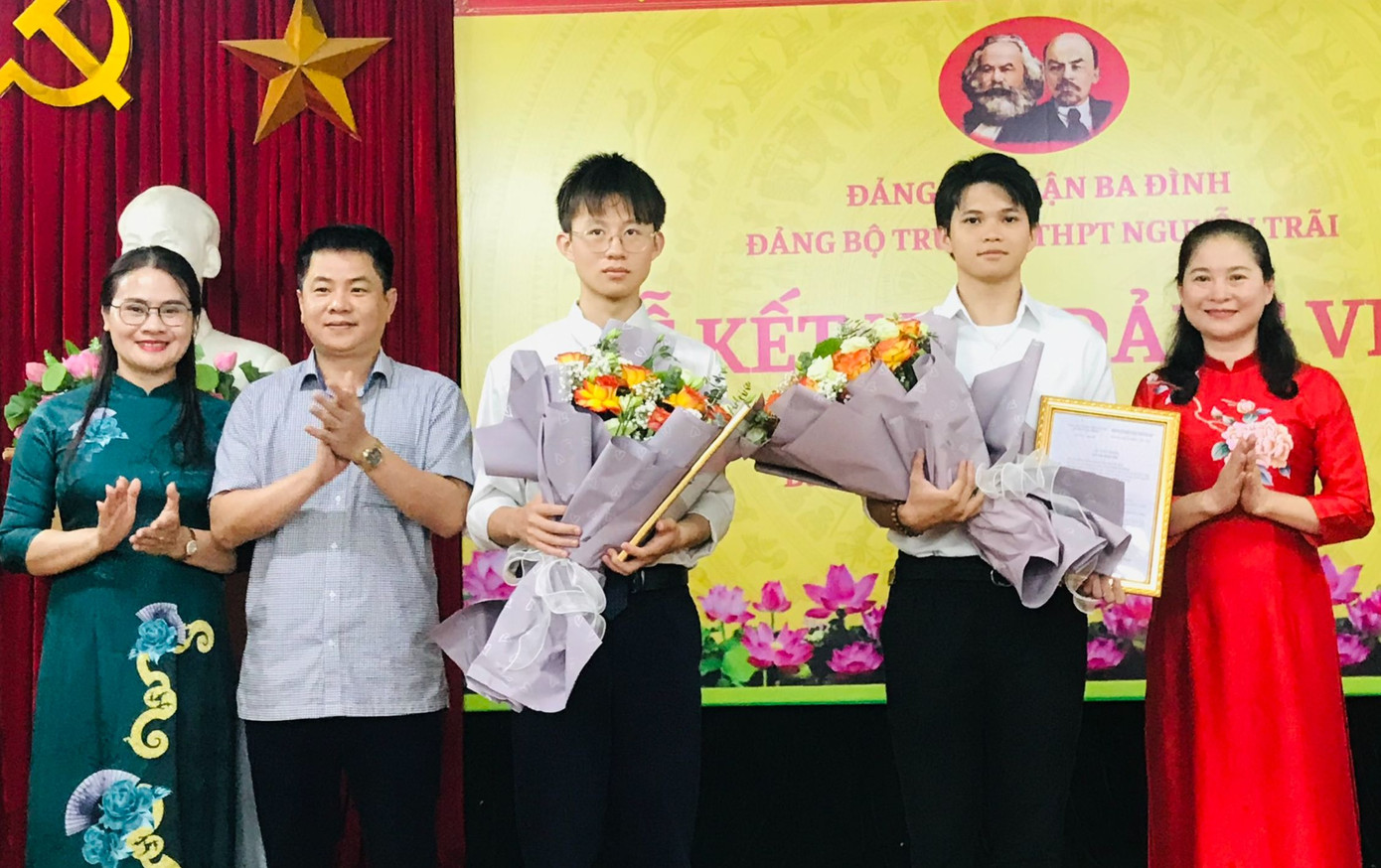 Nhà giáo Nguyễn Thị Phương Lan – Phó Hiệu trưởng phụ trách nhà trường, Phó Hiệu trưởng Nguyễn Thị Hồng Cẩm, Phó Bí thư Đảng bộ nhà trường và Phó trưởng ban tổ chức Quận ủy Ba Đình Nguyễn Thái Hoàng trong lễ kết nạp 2 Đảng viên Vũ Quang Huy và Trịnh Trí Dũng của trường THPT Nguyễn Trãi. Nhà giáo Nguyễn Thị Phương Lan – Phó Hiệu trưởng phụ trách nhà trường, Phó Hiệu trưởng Nguyễn Thị Hồng Cẩm, Phó Bí thư Đảng bộ nhà trường và Phó trưởng ban tổ chức Quận ủy Ba Đình Nguyễn Thái Hoàng trong lễ kết nạp 2 Đảng viên Vũ Quang Huy và Trịnh Trí Dũng của trường THPT Nguyễn Trãi.