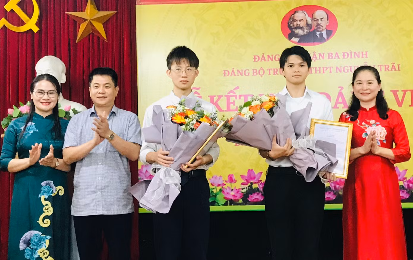 Nhà giáo Nguyễn Thị Phương Lan – Phó Hiệu trưởng phụ trách nhà trường, Phó Hiệu trưởng Nguyễn Thị Hồng Cẩm, Phó Bí thư Đảng bộ nhà trường và Phó trưởng ban tổ chức Quận ủy Ba Đình Nguyễn Thái Hoàng trong lễ kết nạp 2 Đảng viên Vũ Quang Huy và Trịnh Trí Dũng của trường THPT Nguyễn Trãi.
