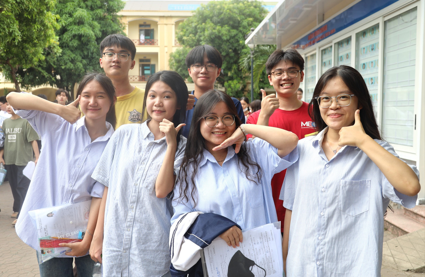 CẬP NHẬT: Sỹ tử làm xong môn Toán, tự tin đạt 8 điểm ảnh 59 CẬP NHẬT: Sỹ tử làm xong môn Toán, tự tin đạt 8 điểm ảnh 59