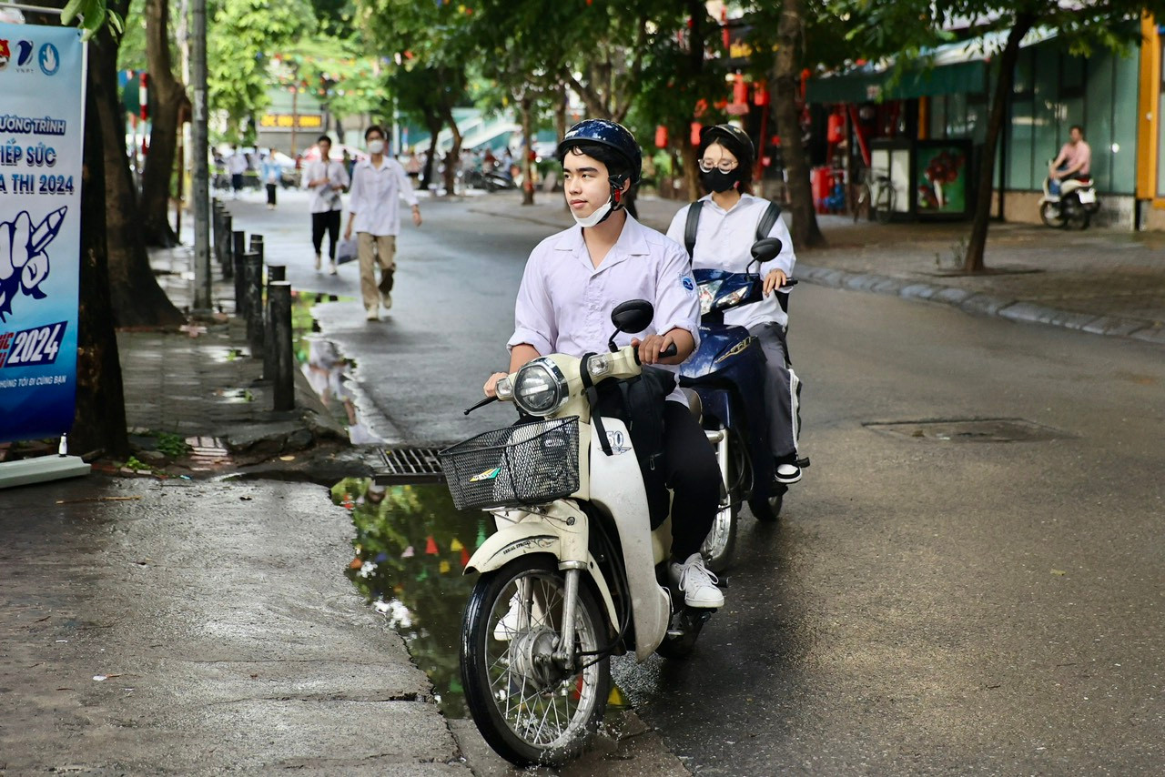 CẬP NHẬT: Kết thúc thi văn, thí sinh tự tin đạt điểm cao ảnh 39