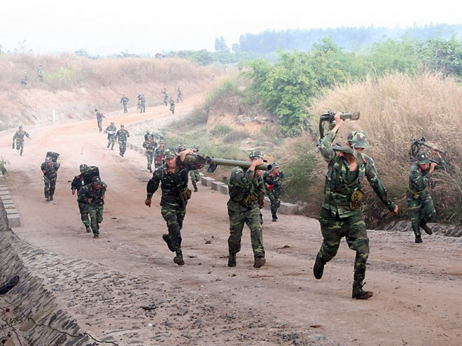 Lực lượng bộ binh vượt cửa mở chuẩn bị đánh chiếm mục tiêu địch Lực lượng bộ binh vượt cửa mở chuẩn bị đánh chiếm mục tiêu địch Bài viết: http://news.zing.vn/Xe-tang-truc-thang-Binh-doan-Cuu-Long-dien-tap-ban-dan-that-post380907.html Nguồn Zing News