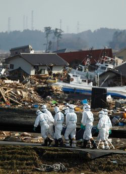 Ngày 15-4, cảnh sát Nhật Bản tìm thấy xác một nạn nhân trong vụ động đất, sóng thần gần nhà máy Fukushima số 1 Ảnh: Hiro Komae