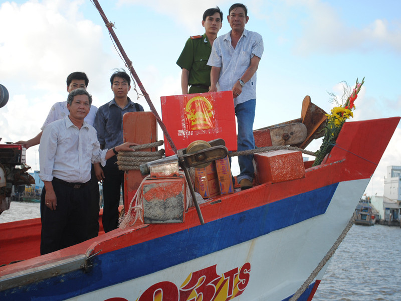 Chuyển thùng phiếu di động ra đảo Hòn Chuối. Ảnh: 