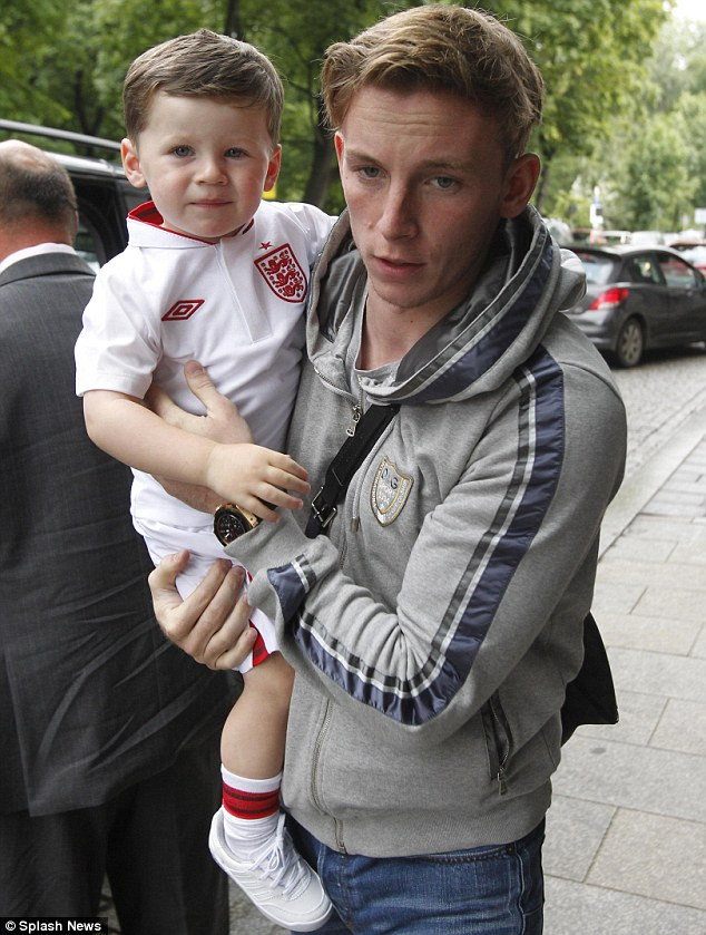 Em trai của Rooney bế cháu (con trai của Rooney) tới khách sạn