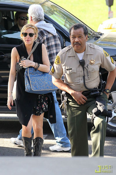 Cô nàng lắm chiêu đến hầu toà trong bộ dạng mệt mỏi vì bị cánh săn ảnh đeo bám