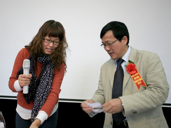 Đại diện TV Plus (trái) bốc thăm tại Hội nghị