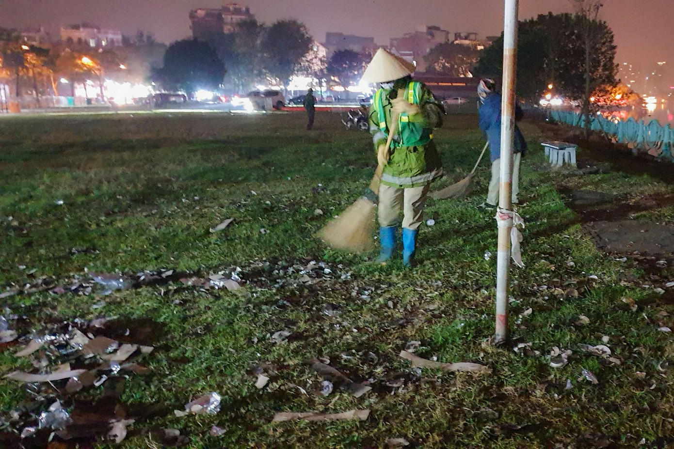 Công ty cổ phần môi trường Tây Đô cho biết, thực hiện chỉ đạo của UBND quận và Ban quản lý dự án đầu tư xây dựng quận Tây Hồ, để đảm bảo công tác vệ sinh môi trường phục vụ Tết nguyên Đán Giáp Thìn 2024, Công ty đã chủ động phối hợp với UBND các phường xây dựng kế hoạch chi tiết, phân công nhiệm vụ cụ thể và triển khai đến toàn thể cán bộ, công nhân viên.