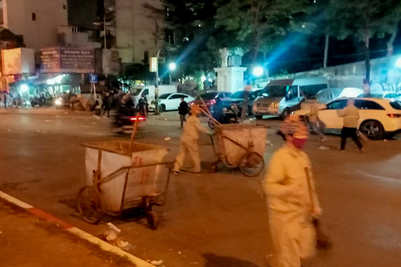 Rất nhiều công nhân được điều động đến khu vực trên.