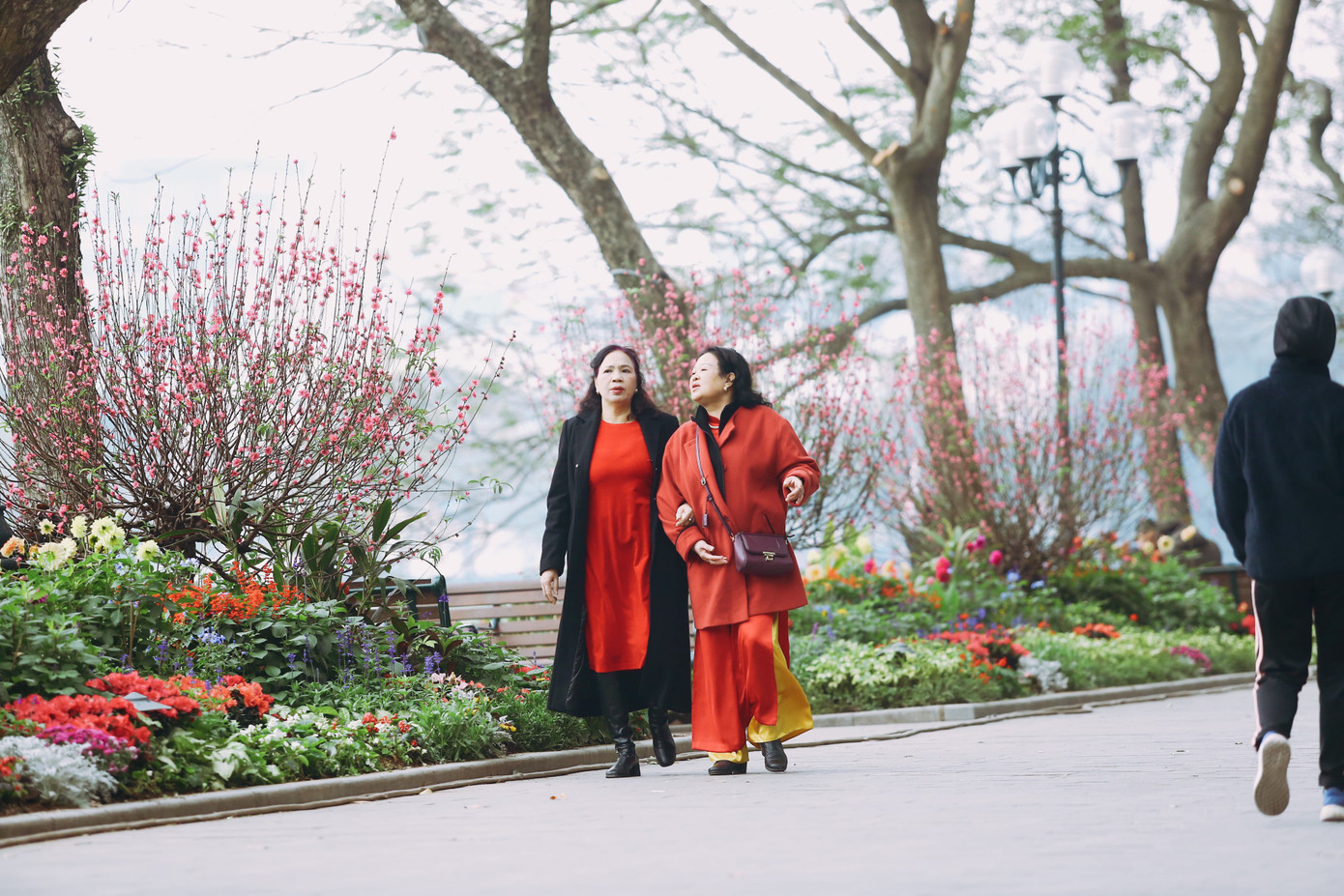 Giây phút tận hưởng bình yên bên Hồ Gươm.