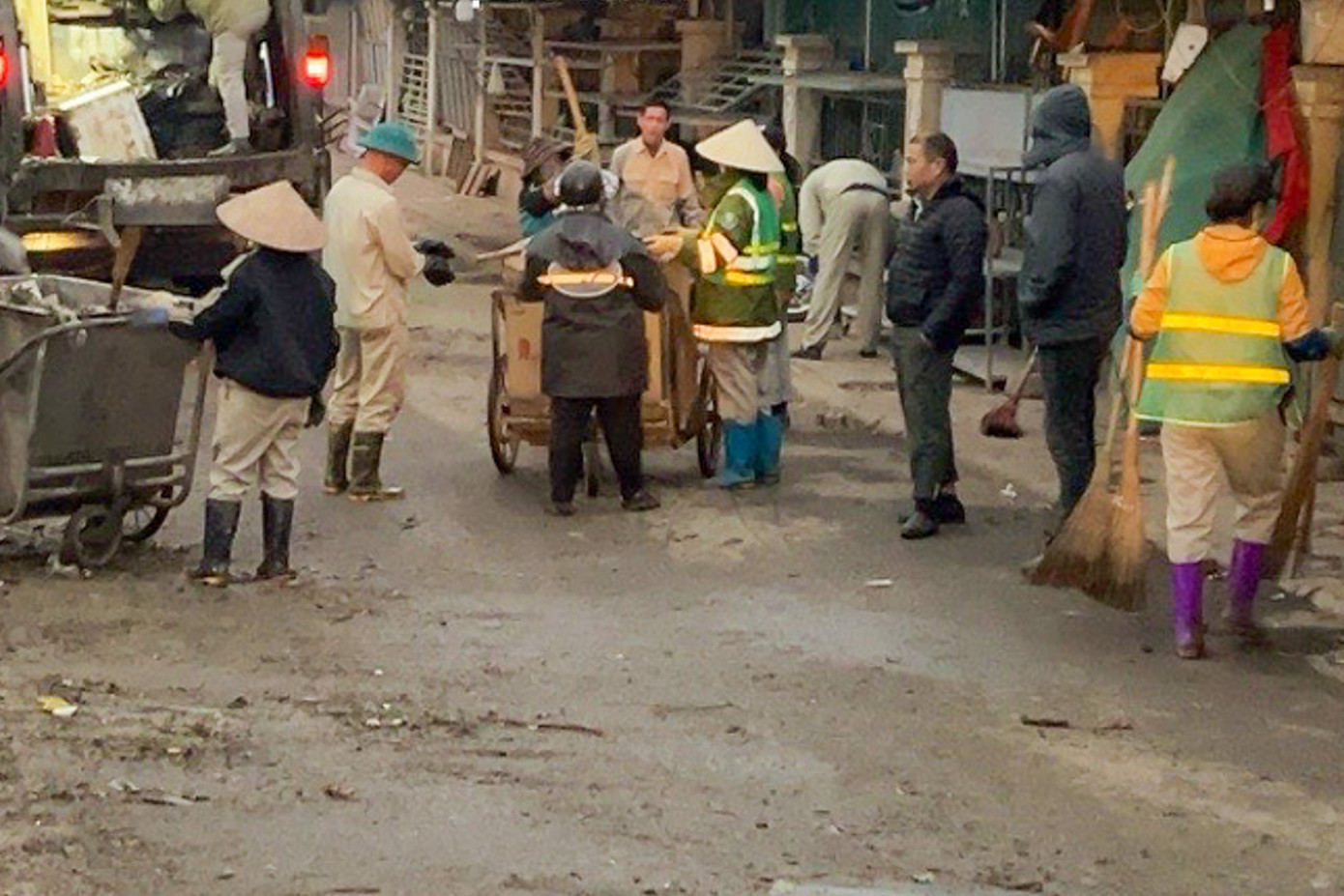 Tuy nhiên, với lòng yêu nghề, nhiều chị em phải sắp xếp công việc gia đình để đi làm từ sáng sớm, khi chồng con chưa ngủ dậy và trở về nhà rất muộn, thường là qua nửa đêm, cá biệt có những công nhân phải làm việc đến 4-5h sáng như lực lượng công nhân lái xe vận chuyển rác, công nhân làm tại chợ hoa Quảng An, khu vực bắn pháo hoa….