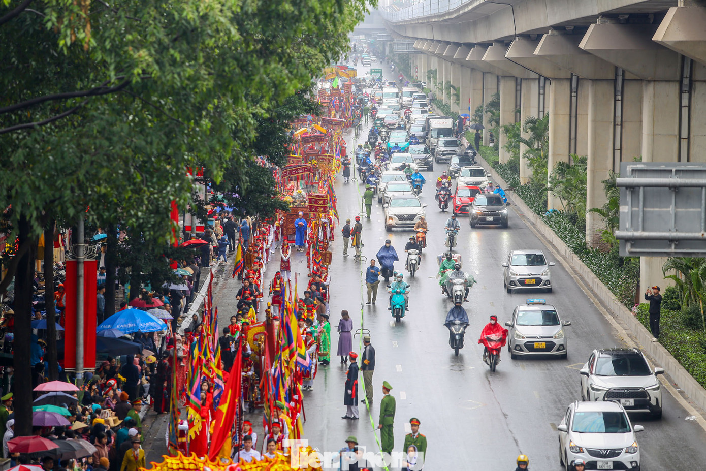 Đoàn rước ngay trục đường chính nên không khí lễ hội tại phố Thủ đô trở nên sôi động, nhộn nhịp. Đoàn rước ngay trục đường chính nên không khí lễ hội tại phố Thủ đô trở nên sôi động, nhộn nhịp.
