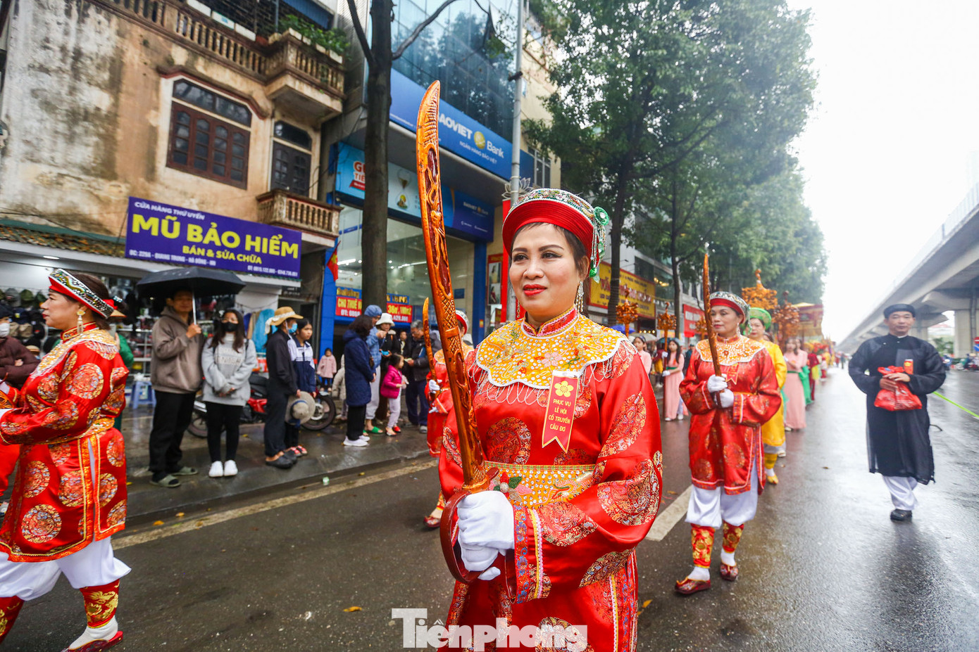 Đình làng Đơ thờ tướng Đỗ Bí (thời vua Lê Thái Tổ). Ngài là người gốc ở Nông Cống (Thanh Hóa) đã phò 3 đời vua Lê: Lê Thái Tổ, Lê Thái Tông và Lê Nhân Tông và có nhiều công lao trong dẹp giặc xâm lược, phò vua giúp nước, được vua Lê ban thưởng nhiều lần. Do có những công lao, Ngài đã được nhân dân nhiều địa phương tôn Đức Thánh và lập đền thờ. Để tỏ lòng tôn kính, hàng năm cứ đến ngày 14 và rằm tháng Giêng, nhân dân làng Đơ lại tổ chức mở cửa đình để cúng tế Đức Thánh. Đình làng Đơ thờ tướng Đỗ Bí (thời vua Lê Thái Tổ). Ngài là người gốc ở Nông Cống (Thanh Hóa) đã phò 3 đời vua Lê: Lê Thái Tổ, Lê Thái Tông và Lê Nhân Tông và có nhiều công lao trong dẹp giặc xâm lược, phò vua giúp nước, được vua Lê ban thưởng nhiều lần. Do có những công lao, Ngài đã được nhân dân nhiều địa phương tôn Đức Thánh và lập đền thờ. Để tỏ lòng tôn kính, hàng năm cứ đến ngày 14 và rằm tháng Giêng, nhân dân làng Đơ lại tổ chức mở cửa đình để cúng tế Đức Thánh.